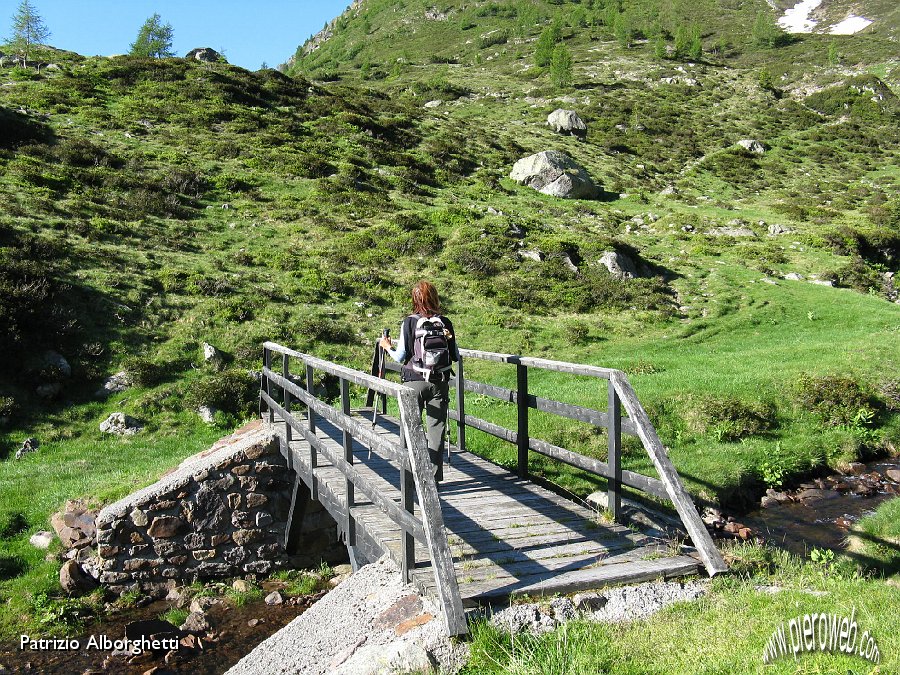 06-Sul ponte verso la Valle dei Laghi.JPG